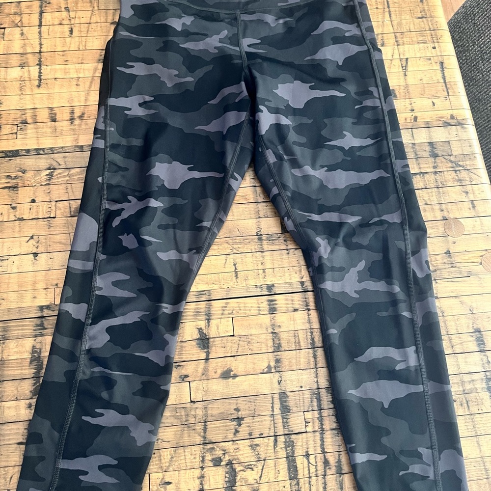Athleta Size M Camouflage 7/8 Leggings
